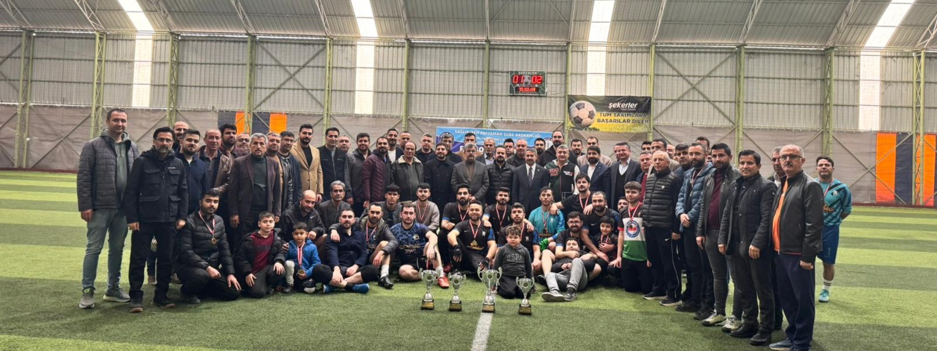 FUTBOL TURNUVASI FİNALİNİ 6 ŞUBAT DEMPREM ŞEHİTLERİMİZ MERHUM MEHMET NURİ ÖNER VE MERHUM MEHMET KISA ADINA OYNADIK.. 